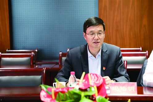 一直以来,冯培明坚持践行公益使命,牢记法治为民初心